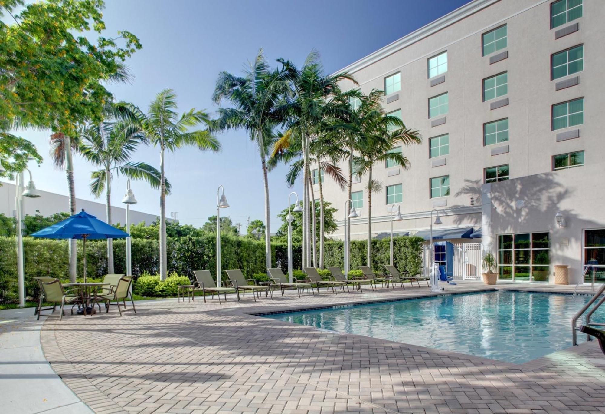 Express & Miami By Ihg Hotel Country Walk
