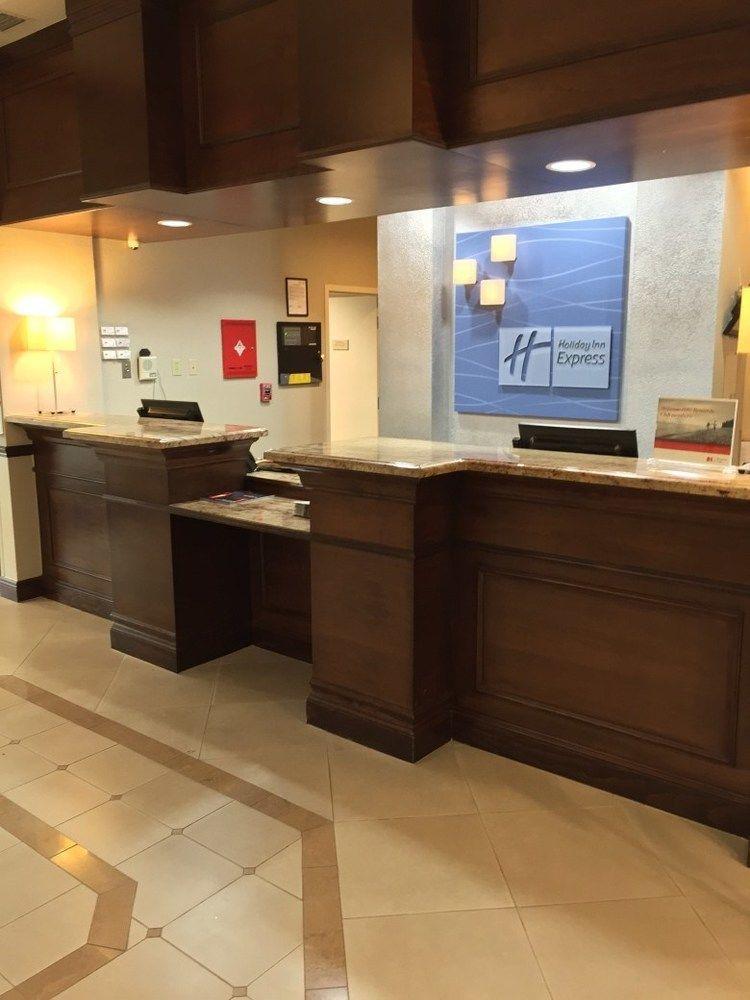 Express & Miami By Ihg Country Walk